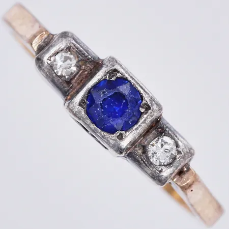Ring med blå sten och diamanter ca 2x0,02ct, äldre slipning, stl: ca 17½, bredd: ca 2-5mm, år 1954, 18K Vikt: 2,5 g