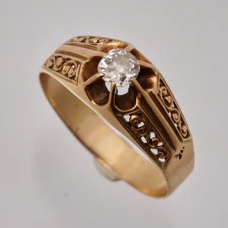 Ring i 18K guld, stl 17½, bredd 3,8-7,5mm, 1st Diamant, äldre slipning, mått Ø3,9mm, tillverkad i Göteborg, kattfot, vikt 2,01g.