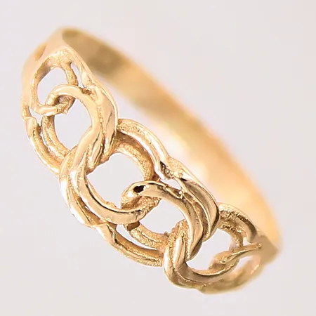 Ring Bismarck, stl 16¼, bredd 2-6mm, något skev skena, 18K  Vikt: 1,3 g