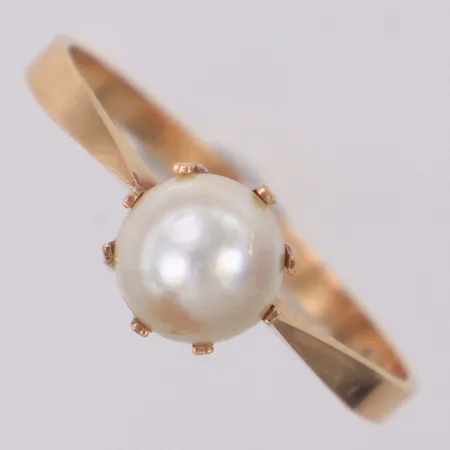 Ring med imitationspärla Ø6,2mm, stl 17½, bredd 1,6-7,1mm, 14K  Vikt: 1,3 g