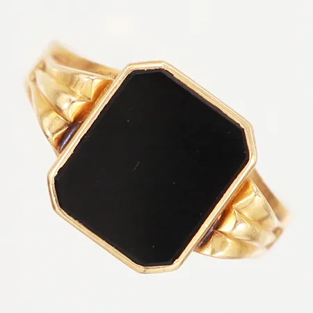 Klackring med onyx, 19¼, bredd: 2-13mm, skev skena, 18K Vikt: 2,9 g