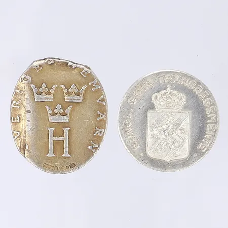 Två medaljer, defekt/gravyr, silver 830/1000 Vikt: 21,6 g