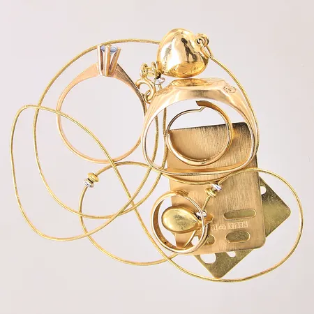 Guldsmycken, med sten, gravyrer, bucklor, repor, 18K  Vikt: 13,9 g