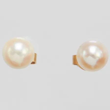 Örhängen med odlade saltvattenpärlor Ø6,7+6,8mm, något ojämna i färgen, en snurrebuss klämd, 18K Vikt: 1,6 g