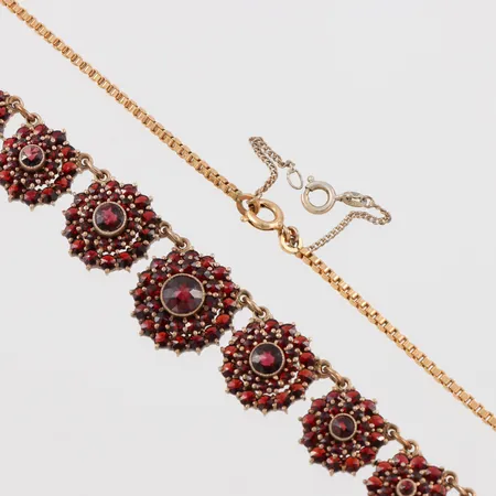Collier med granater, längd ca 47 cm, bred 6.6-16.3 mm, gulmetall. Vikt: 0 g
