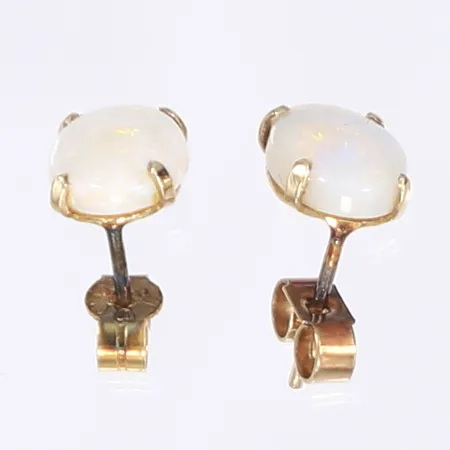 Ett par örhängen med sten troligen opaler, 9x7mm, missfärgade, omaka snurrebussar, 9K Bruttovikt: 1g