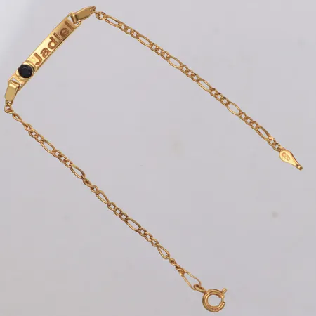 Armband, bricka med svart sten, längd 14,7cm, bredd 2-3mm, gravyr, 21K Vikt: 1,5 g