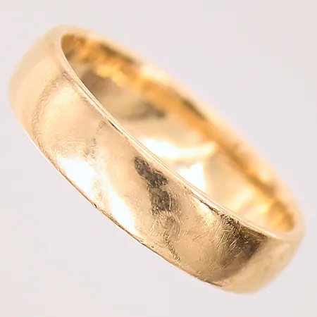 Ring, stl: 22½, bredd: 6mm, gravyr, Schalins, 18K  Vikt: 10,3 g