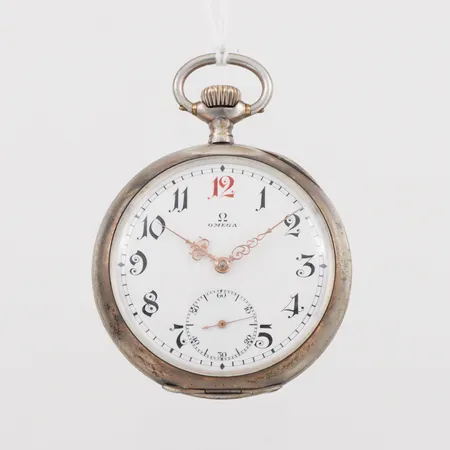 Fickur Omega, diameter ca 5 cm, silver,rödtolva, tickar igång men ej funktionstestad. Vikt: 0 g