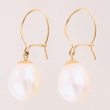 Ett par örhängen med odlade pärlor, Ø8,5mm, guld med skevheter, 18K  Vikt: 2,5 g