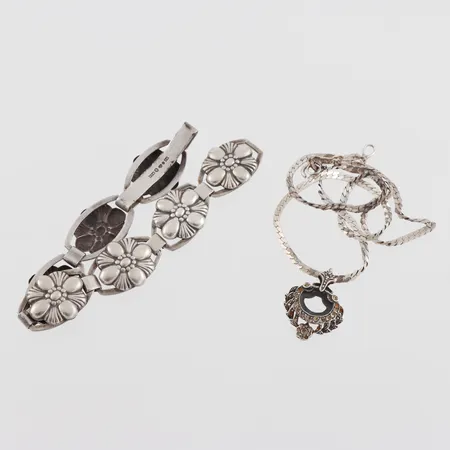 Armband Svedboms Vetlanda 1952, längd ca 19 cm, bredd 15.5 mm, silver + collier med hänge silver. Vikt: 30,6 g