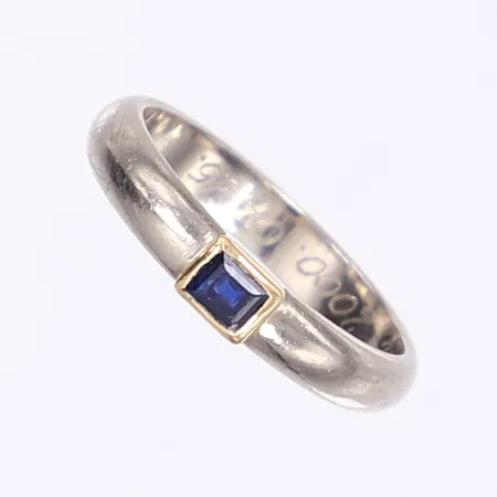 Ring med gulguldinfattad blå sten, stl 16¾, bredd 3mm, vitguld, gravyr, 18K  Vikt: 3,8 g