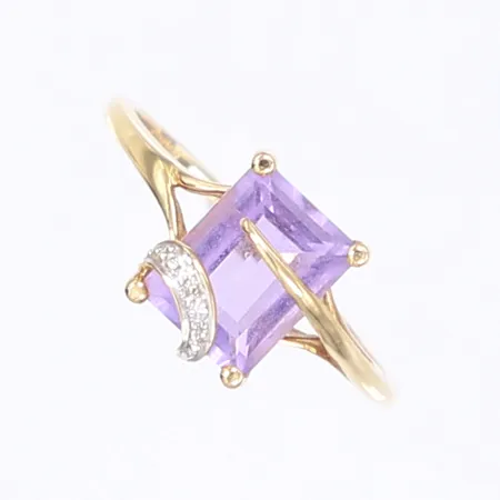 Ring med lila sten och dia 2x ca 0.005ct, stl 18½, bredd 1-9mm, 18K Vikt: 2,6 g