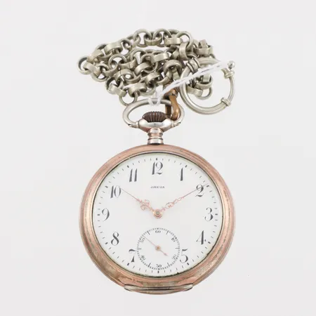 Fickur Omega, tickar igång men ej funktionstestat, diameter ca 5 cm,silver,klockkedja vitmetall,någon ojämnhet. Vikt: 0 g