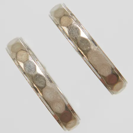 2 Ringar med hamrad dekor, Ø19, bredd: 3,9mm, ograverade, svenska stämplar, vitguld, 18K Vikt: 7,8 g