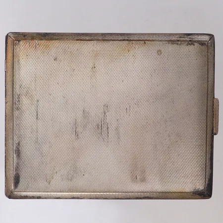 Cigarettetui, 10,3x8cm, gravyr, oxiderad, 925/1000 silver Vikt: 134,5 g