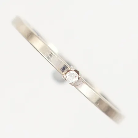 Ring med vit sten, stl 17¾, bredd: 1-2mm, 18K Vikt: 1,3 g