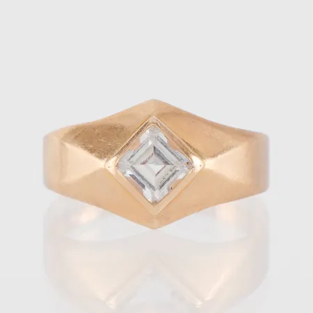 Ring med sten, storlek 17 mm, bredd 3-9.9 mm, Ingvar Ericson Guldsmedsfirman Helsingborg, 18k. Vikt: 2,2 g