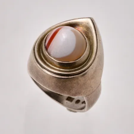 Ring i silver, stl 16, bredd 4-20,6mm, 1st Agat, mått Ø9mm, 830/1000, tillverkad av Atelier Borgila AB, år 1956, vikt 9,84g.