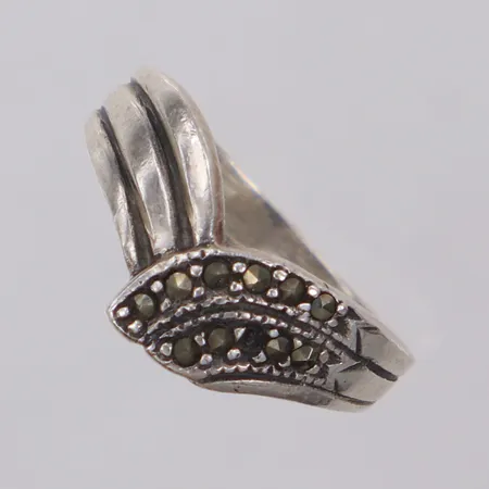 Ring med markasiter, stl 15¾, bredd 2,4-8,9mm, en sten saknas, silver 925/1000 Vikt: 2,4 g