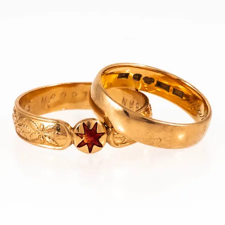 Graverat guld i 18K. Vikt: 19,3g. 