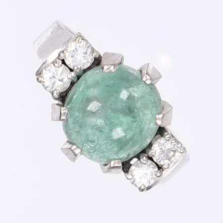 Ring med diamanter totalt 0,36ctv enl. gravyr samt grön cabochomslipad sten troligen smaragd, stl 16, bredd 3-11mm, svenska stämplar, grön sten något lös i fattning, vitguld 18K Vikt: 6,1 g