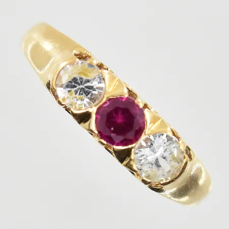 Ring med röd sten vita stenar, stl 18½, bredd 2-5 mm, 18K. Vikt: 2,8 g