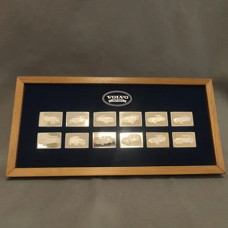 12 Silverplaketter, De Historiska Volvobilarna 1927-1977, 25x38mm, träetui, äkthetsintyg, smärre repor, silver 925/1000 Vikt: 226,7 g