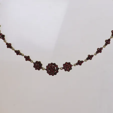 Collier med granater, längd 41cm, bredd 6,3-15mm, en sten saknas, gulmetall