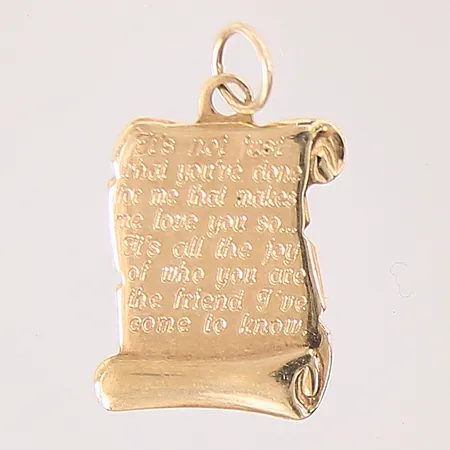 Hänge med ingraverad text, längd: 20mm, bredd: 10,9-13,3mm, ostämplad 14K  Vikt: 0,9 g