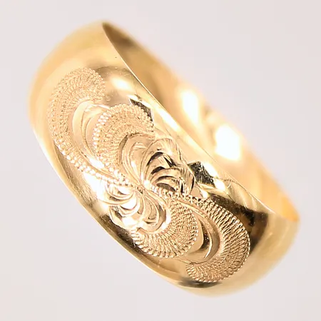 Ring med dekor, stl: 18½, bredd: 5,3-8,5mm, 18K  Vikt: 2,1 g