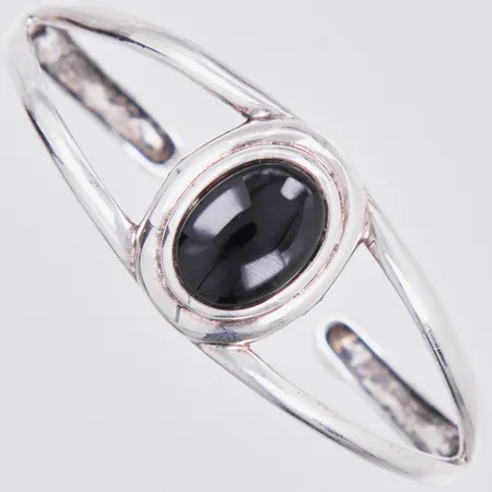 Armring med svart sten, Ø ca 6,5cm, bredd ca 5-25mm, öppen, stämplad VJ, 925/1000 silver Vikt: 15,1 g