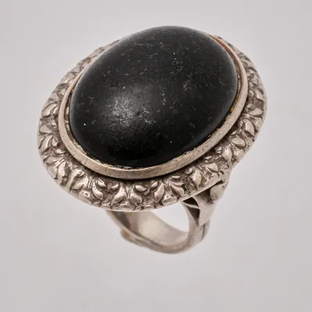 Ring i silver, stl 19¼, bredd 5,3-34,5mm, 1st svart sten, mått 19,6x26mm, bruttovikt 23,96g.