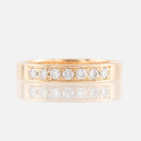 Ring med 8 st diamanter på 0.21 ct WVS, gravyr, storlek 15 ¾ mm, bredd 3.1 mm, 18k. Vikt: 3,1 g