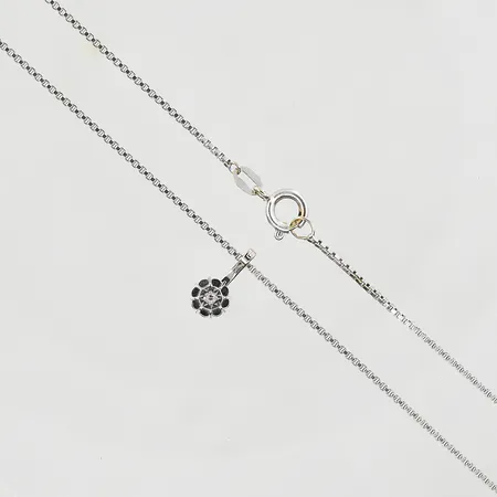 Kedja Venezia samt hänge med diamant, längd 38½ cm, länkens bredd 1 mm, vitguld, 18K. Vikt: 3,5 g