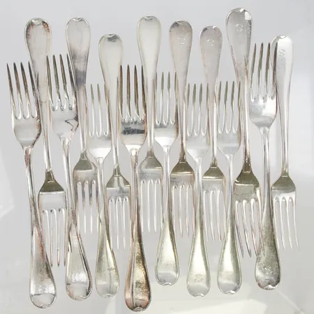 16 Gafflar, modell: Svensk rund, olika längder samt vissa med gravyr, 830/1000 silver, 647,0g.