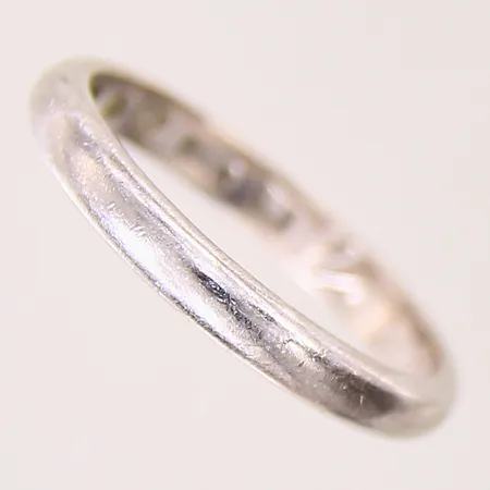 Ring, stl 19¾, bredd 3mm, vitguld, gravyr, 18K  Vikt: 5,6 g