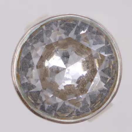 Ring med vit sten, stl 15¼, bredd 4,6-16,3mm, Thomas Guldsmed AB, år 1969, silver 830/1000 Vikt: 8 g