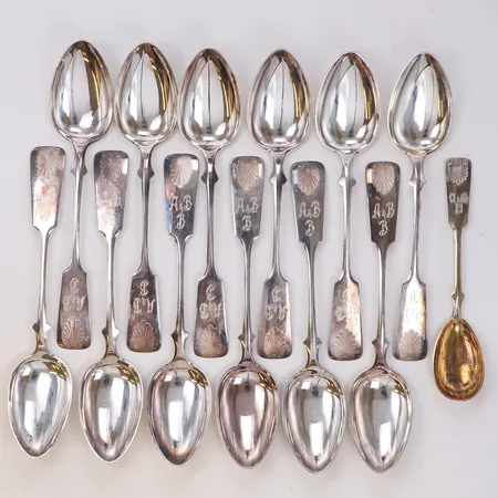 39 Skedar, olika modeller, längd 12-22cm, gravyr, silver 830/1000 Vikt: 756,3 g