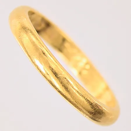 Ring, stl: 19½, bredd: 3,3mm, gravyr, skev, 23K  Vikt: 6,3 g