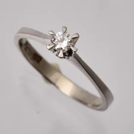 Stjärnring i 18K vitguld, stl 17½, bredd 2,5-4,8mm, 1st Diamant, 0,13ct, enligt gravyr, importstämpel, vikt 2,35g.
