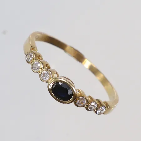 Ring med blå samt vita stenar stl 18½ bredd 1-3,5mm 18K Vikt: 2,1 g