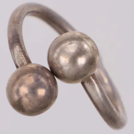 Ring, stl 18¼, bredd 2,2-14mm, silver Vikt: 1,9 g