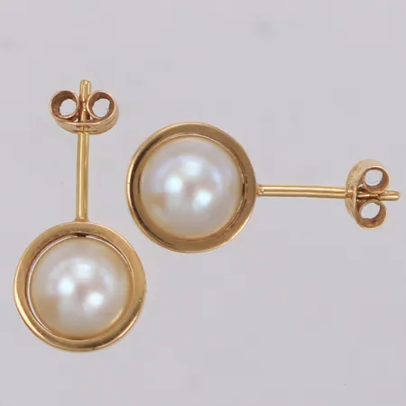 Ett par örhängen med odlad sötvattenspärla, Day Pearl Ear, Efva Attling, ca 9,4mm, bredd 7,4mm, saknar ask. 18K Vikt: 2,8 g