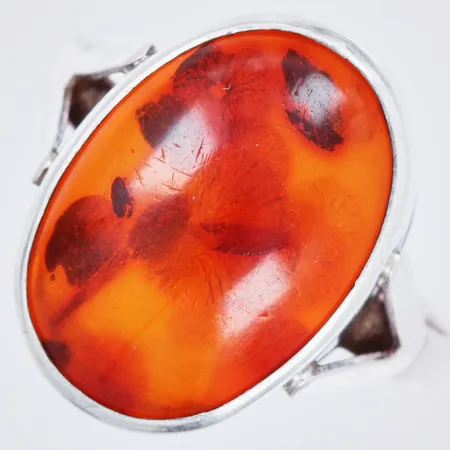 Ring med bärnsten, stl ca 18½, bredd ca 2-17mm, 925/1000 silver  Vikt: 3,2 g