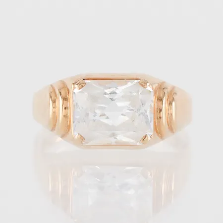 Ring med sten, stenen något rörlig, storlek 19 ½ mm, bredd 2.5-9.6 mm, 18k. Vikt: 3 g