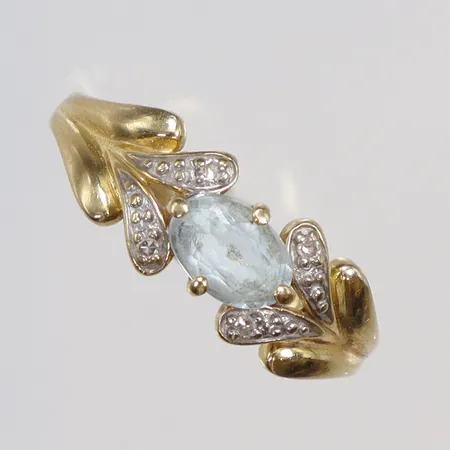 Ring med blå sten, samt diamanter totalt ca 4 x 0,005ct stl 16, bredd 1-5mm, 18K Vikt: 2,6 g