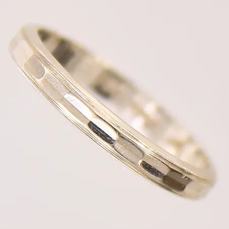 Ring, stl: 18¼, bredd: 2,9mm, gravyr, vitguld, 18K  Vikt: 2,7 g