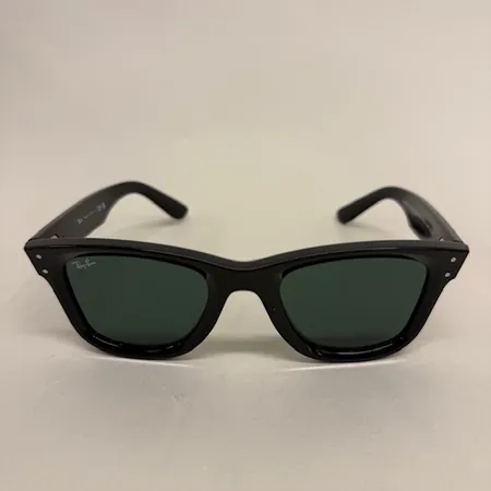 Ett par solglasögon, Ray-Ban Wayfarer Reverse, svarta bågar och svart glas, modell RB R0502S, 6677/VR 50 22 145 3N, inga tillbehör