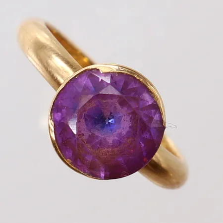 Ring med lila sten, stl 17, ca bredd 3,2-10,5mm, sned sten, skadad fattning. 18K  Vikt: 4,8 g